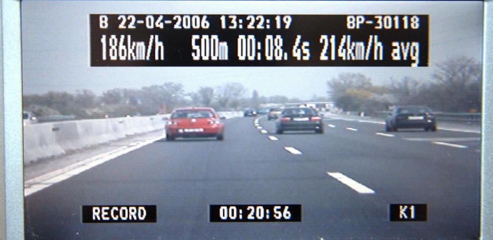 Der junge Mann raste mit 224 km/h über die Autobahn.