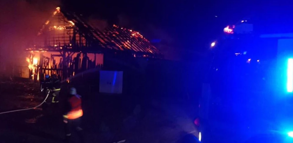Kurz nach Mitternacht musste die Feuerwehr zu zwei Scheunenbrände ausrücken. 