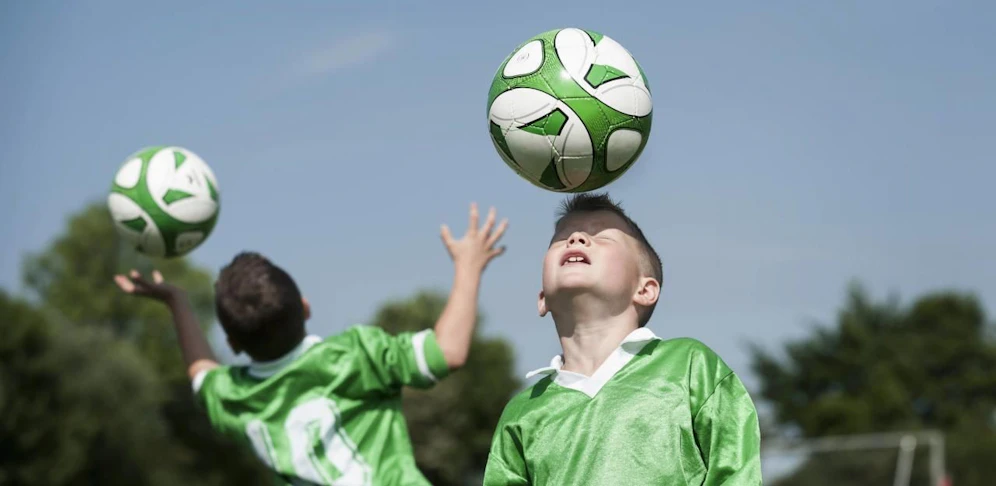 Kinder beim Kopfballtraining: Ein Bild, das es in England künftig nicht mehr geben wird. 
