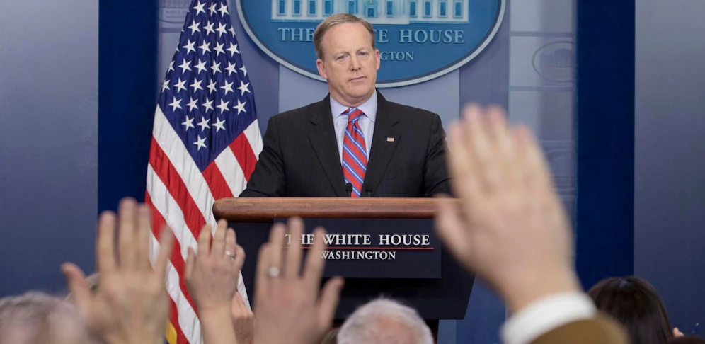 Der Pressesprecher des Weißen Hauses, Sean Spicer, tritt zurück.