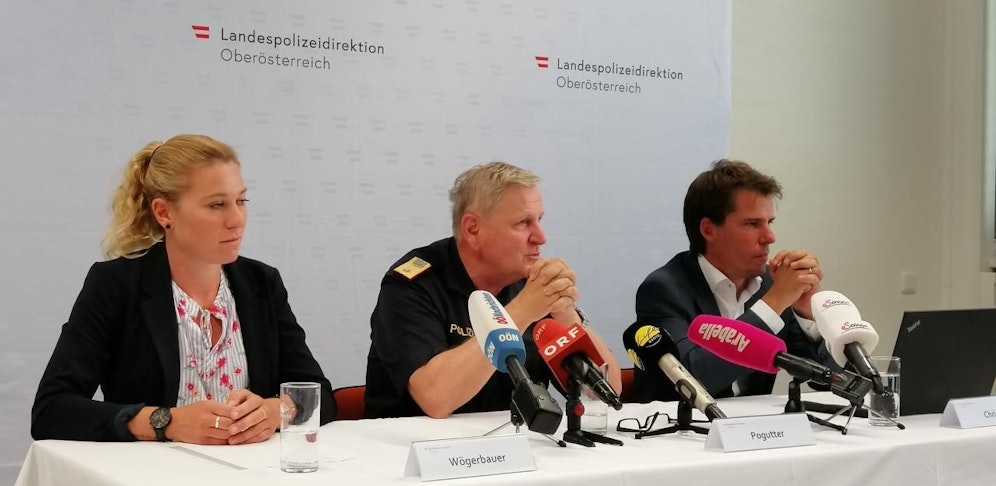 v.l. Bezirksinspektorin Simone Wögerbauer (SPK Linz), Stadtpolizei-Chef Karl Pogutter und Staatsanwalt Philip Christl bei der Pressekonferenz Donnerstagvormittag in Linz. 