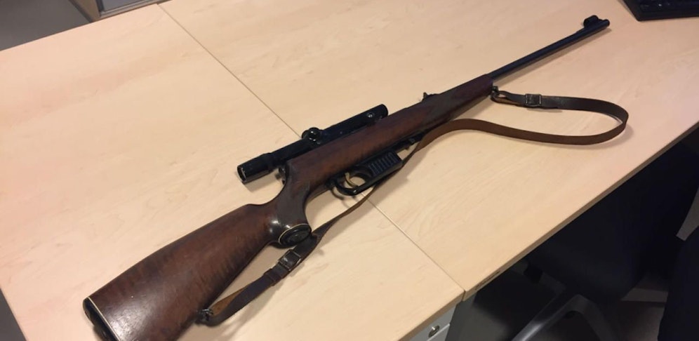 Mit einem Kleinkalibergewehr schossen die beiden Männer aus dem Küchenfenster.