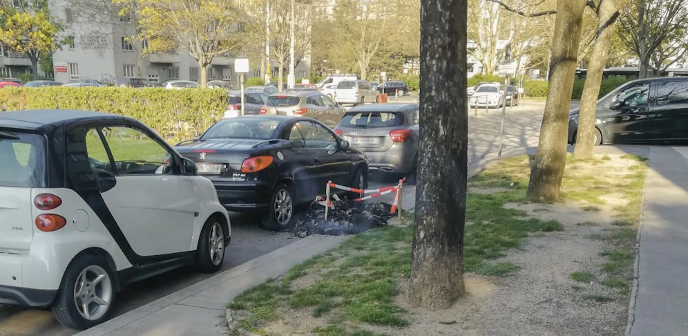 Wiener Autofahrer nützen jeden Zentimeter aus, so gesehen hier im Stadtteil Favoriten.