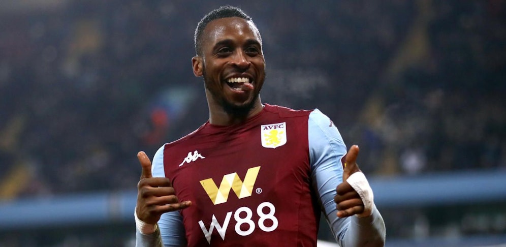 Jonathan Kodjia jubelt über seinen Doppelpack gegen Liverpool.