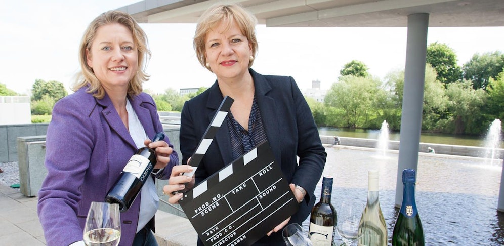 Kellermeisterin Judith Hartl und Landesrätin Barbara Schwarz präsentieren die Weine.