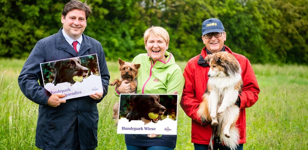 Bürgermeister Stefan Szirucsek, Vizebürgermeisterin Helga Krismer und Gemeinderat Helmut Hofer-Gruber mit Hund.