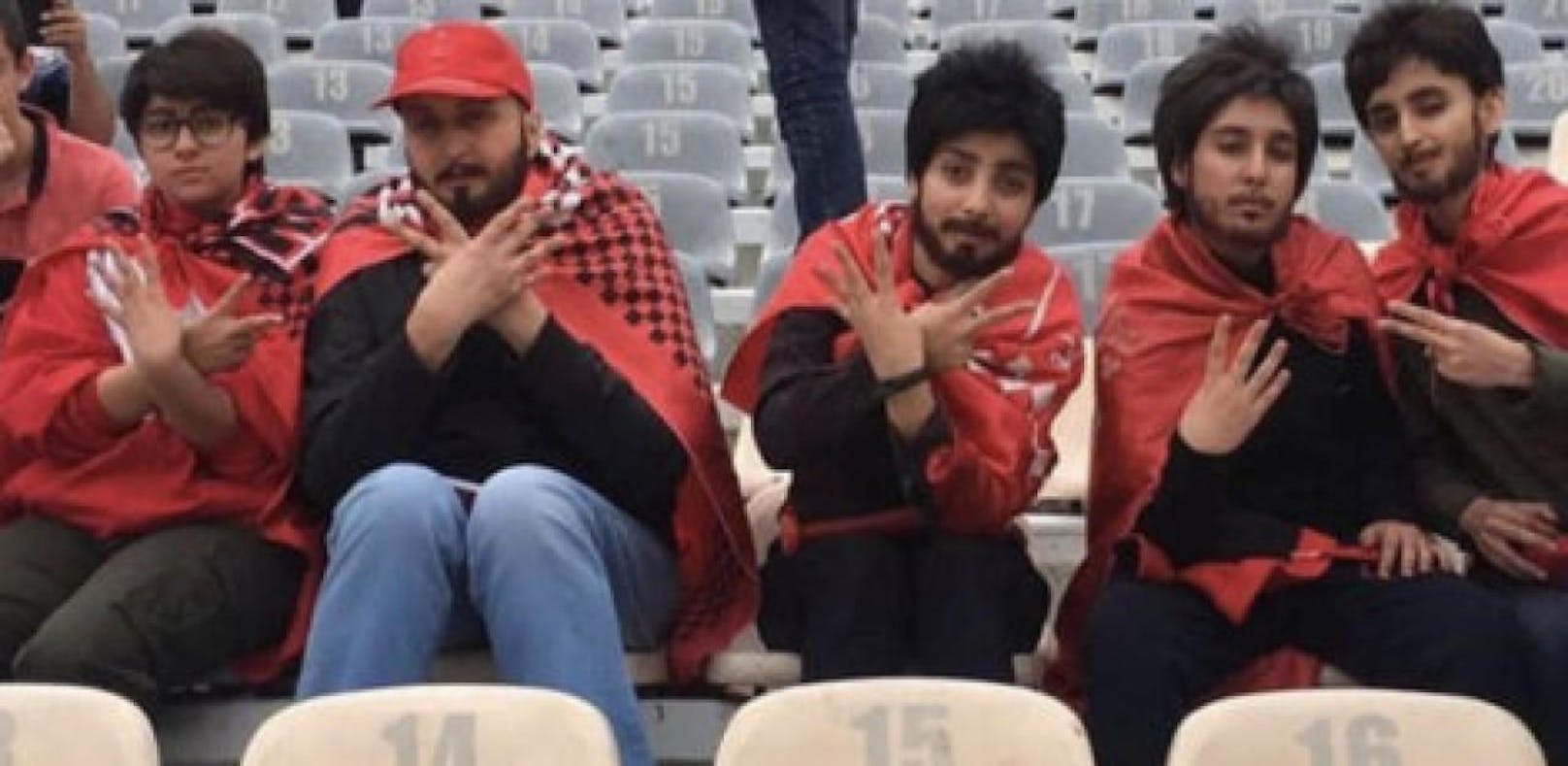 Iranerinnen gehen als Männer ins Stadion