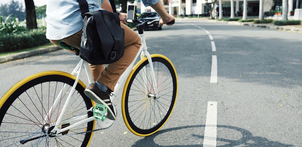 Ein betrunkener Radfahrer verweigerte erst den Alkomat-Test, versuchte dann, vor der Polizei zu flüchten  und konnte nur durch den Einsatz von Pfefferspray festgenommen werden. (Symbolbild)