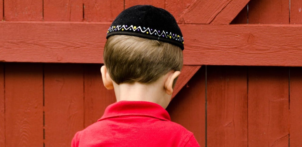 Ein Achtjähriger wurde von Jugendlichen attackiert, weil er eine Kippa trug.