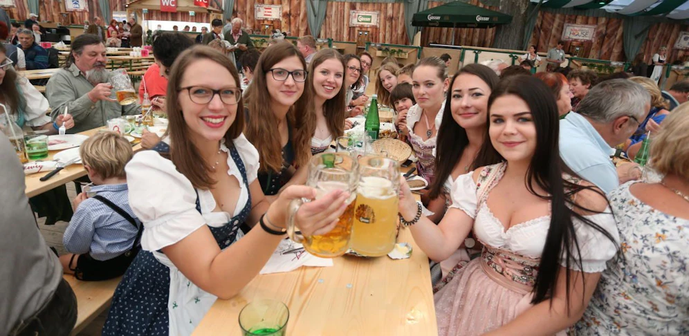 Bürgermeister Michael Ludwig nahm den Bieranstich vor. Promis eröffneten die Wiener Wiesn im Prater. 