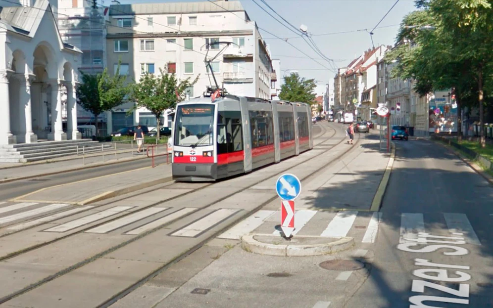 Eine Straßenbahn auf der Linzer Straße Höhe Gruschaplatz in Wien-Penzing.