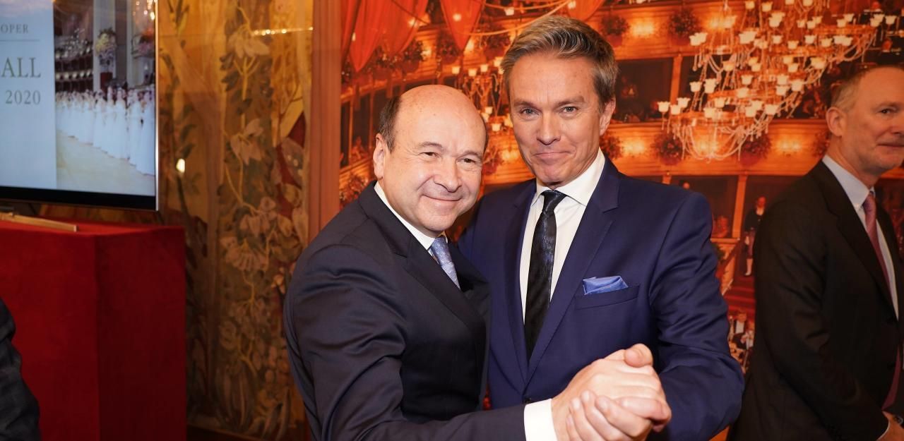 Heute.at - Staatsoperndirektor hat Desinfektionsspray dabei