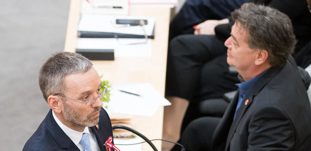 Archivbild einer Nationalratssitzung: im Vordergrund FPÖ-Klubchef Kickl, im Hintergrund Grünen-Chef Kogler.