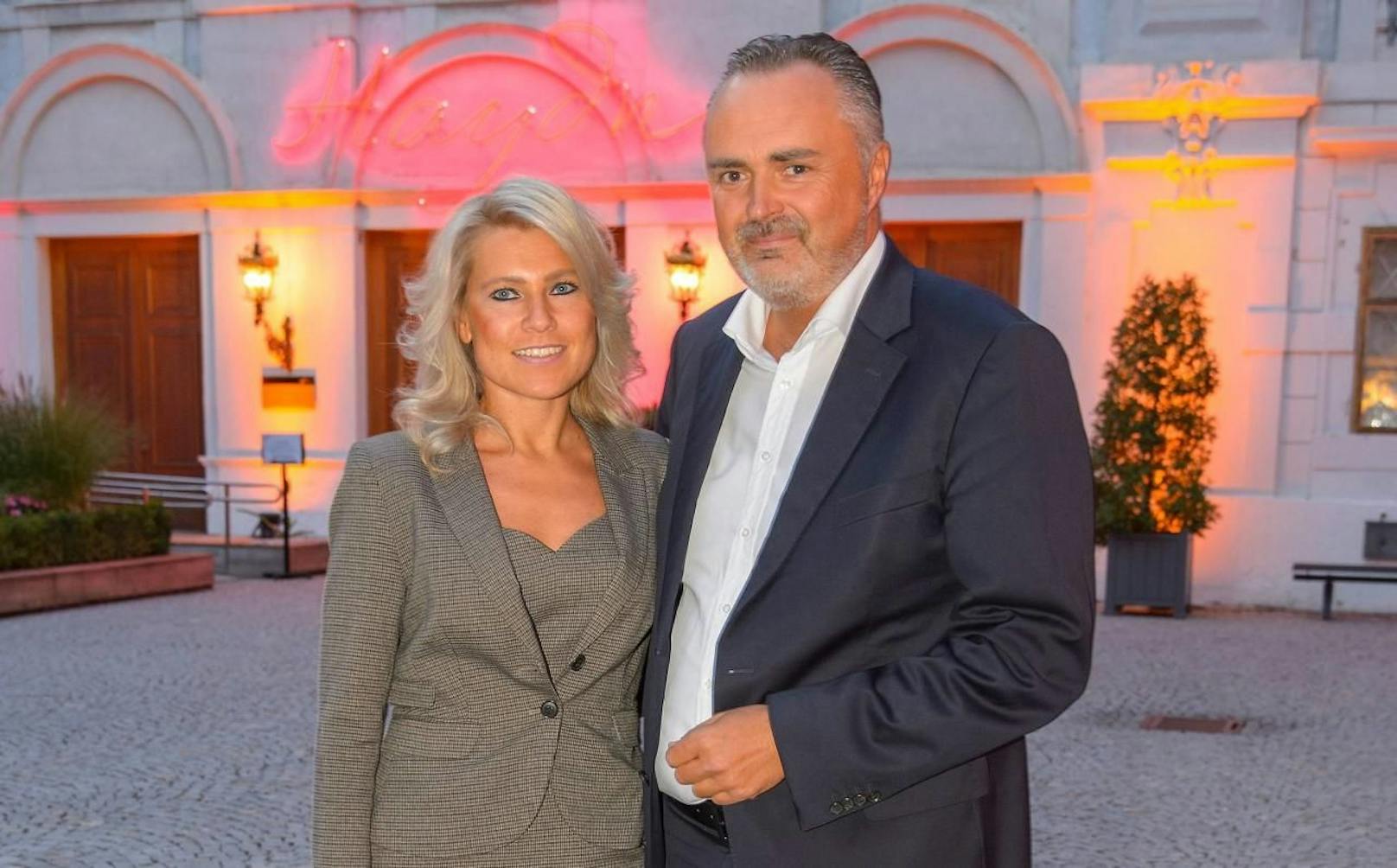 Was lange währt, wird endlich gut. Seit mehr als zwei Jahren sind Burgenlands Landeshauptmann Hans Peter Doskozil und Lebensgefährtin Julia Jurtschak verlobt.