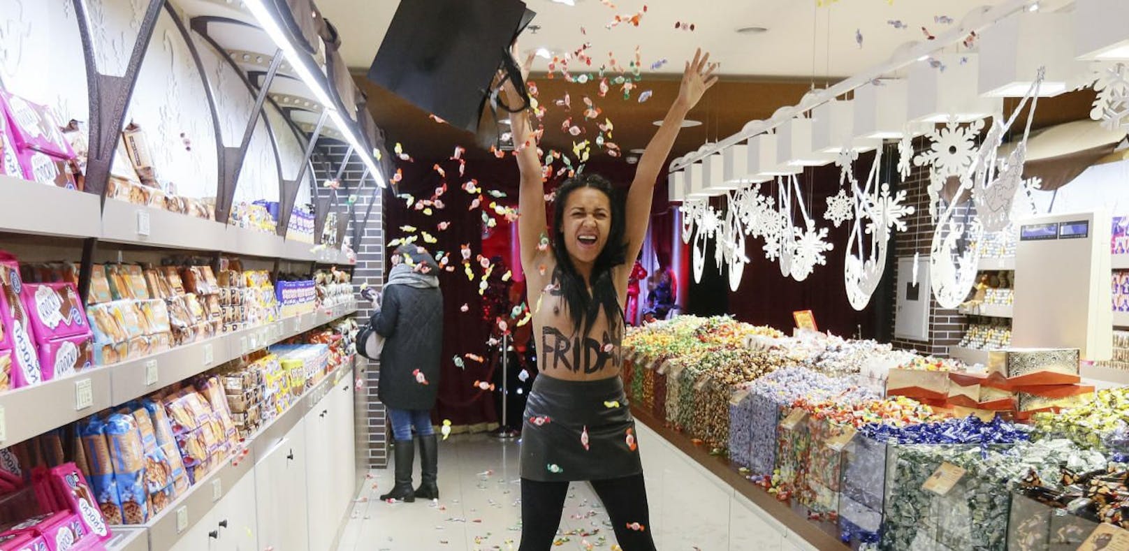 Femen-Aktivistin wütet oben ohne am Black Friday