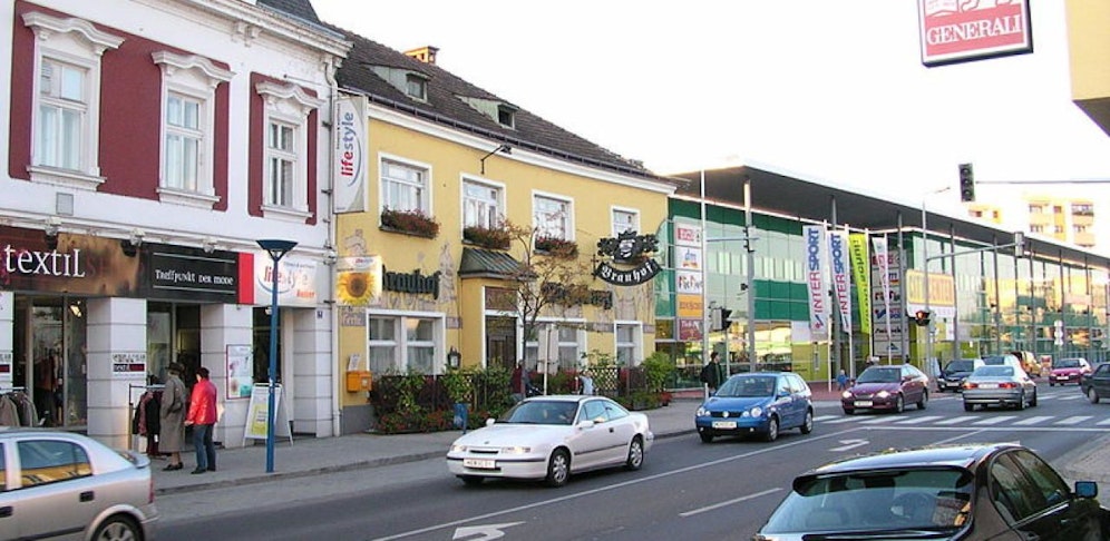 Die Frau wurde hinter dem Einkaufszentrum erwischt.