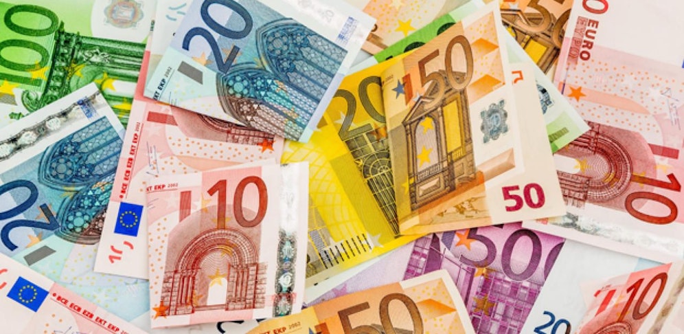 Ein Unbekannter verteilt in Koblenz (Deutschland) Geldscheine