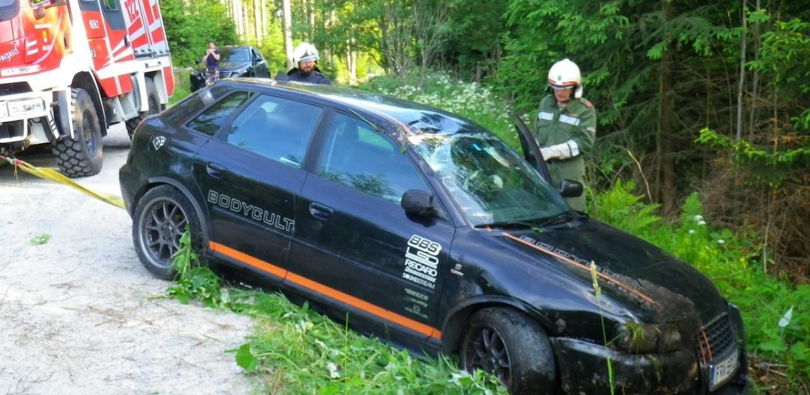 Alko-Lenker (26) landete mit Sportwagen im Wald