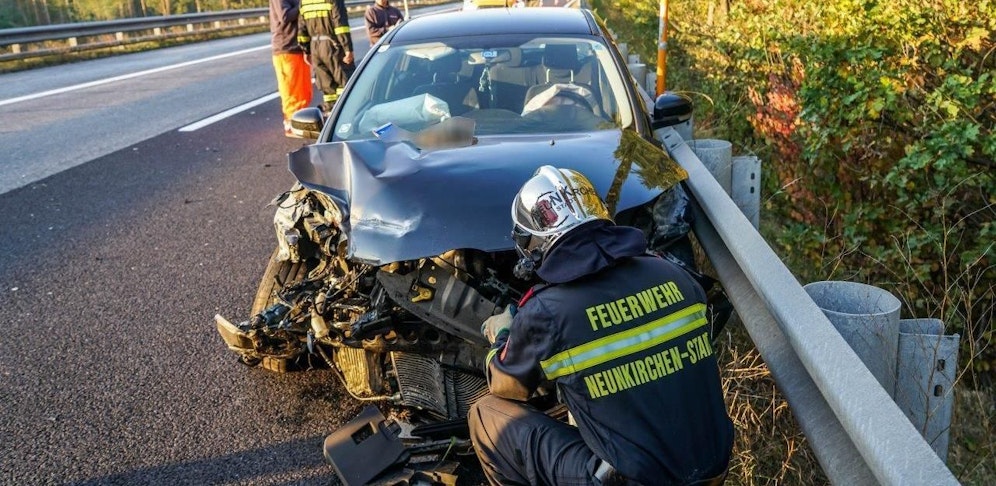 Die FF Neunkirchen-Stadt kümmerte sich um da Wrack.