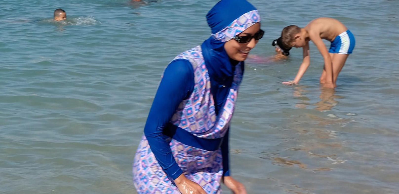 Der Burkini (im Bild eine Frau am Strand bei Marseille) wurde in Australien erfunden - vor allem wegen des Hautkrebs-Risikos.