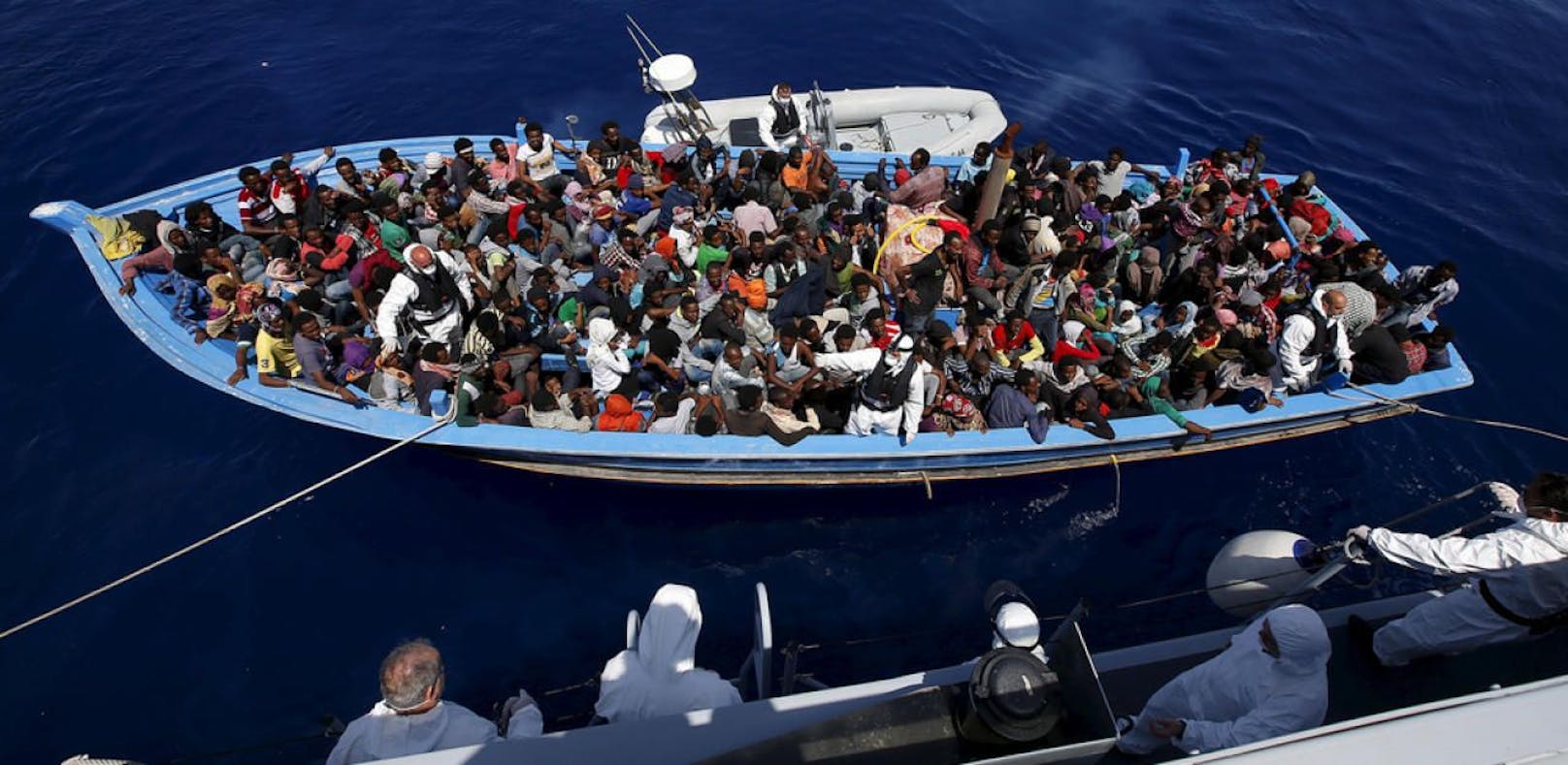 Flüchtlinge im Mittelmeer in Seenot.