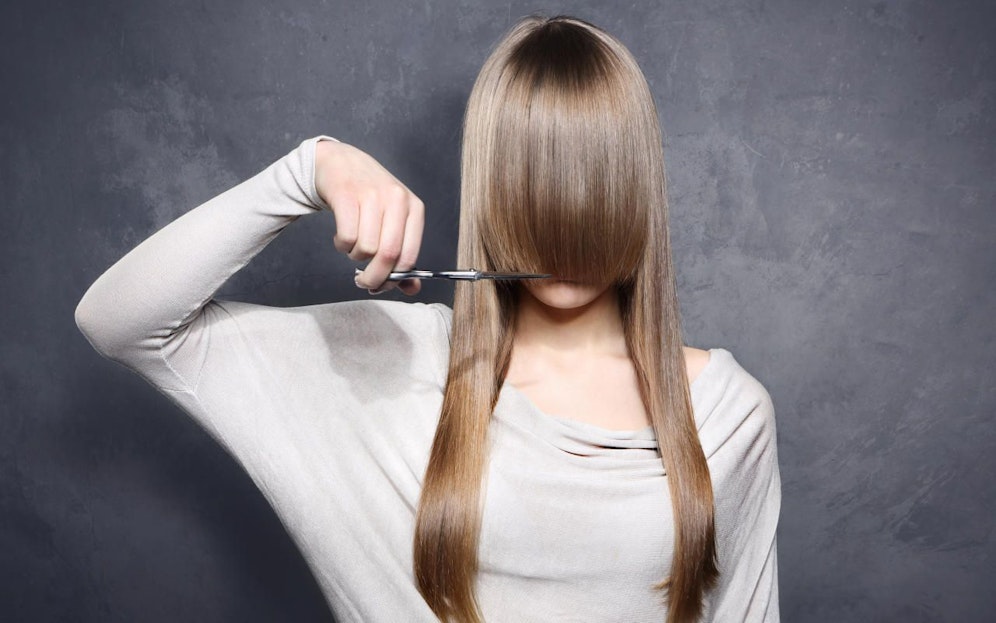 So schneidest du dir deine Stirnfransen.