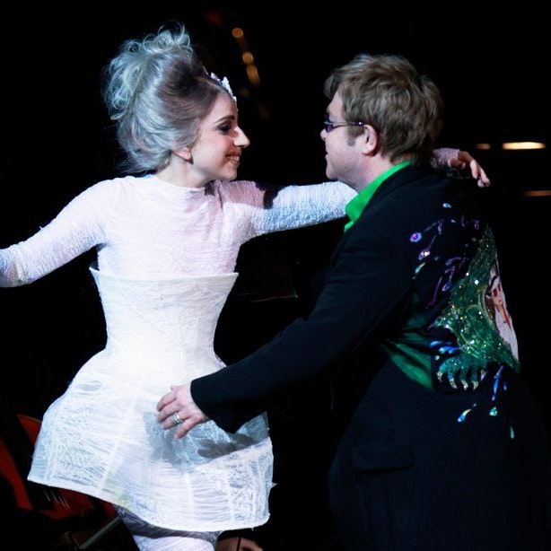 Lady Gaga und Elton John sollen die Einladungen begeistert angenommen haben. Mehrere Insider bestreiten jedoch, dass Gaga und John auftreten werden.
