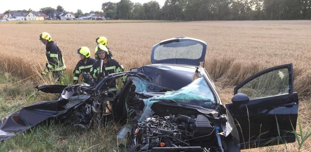 Das zerfetzte Wrack der Lenkerin (30).