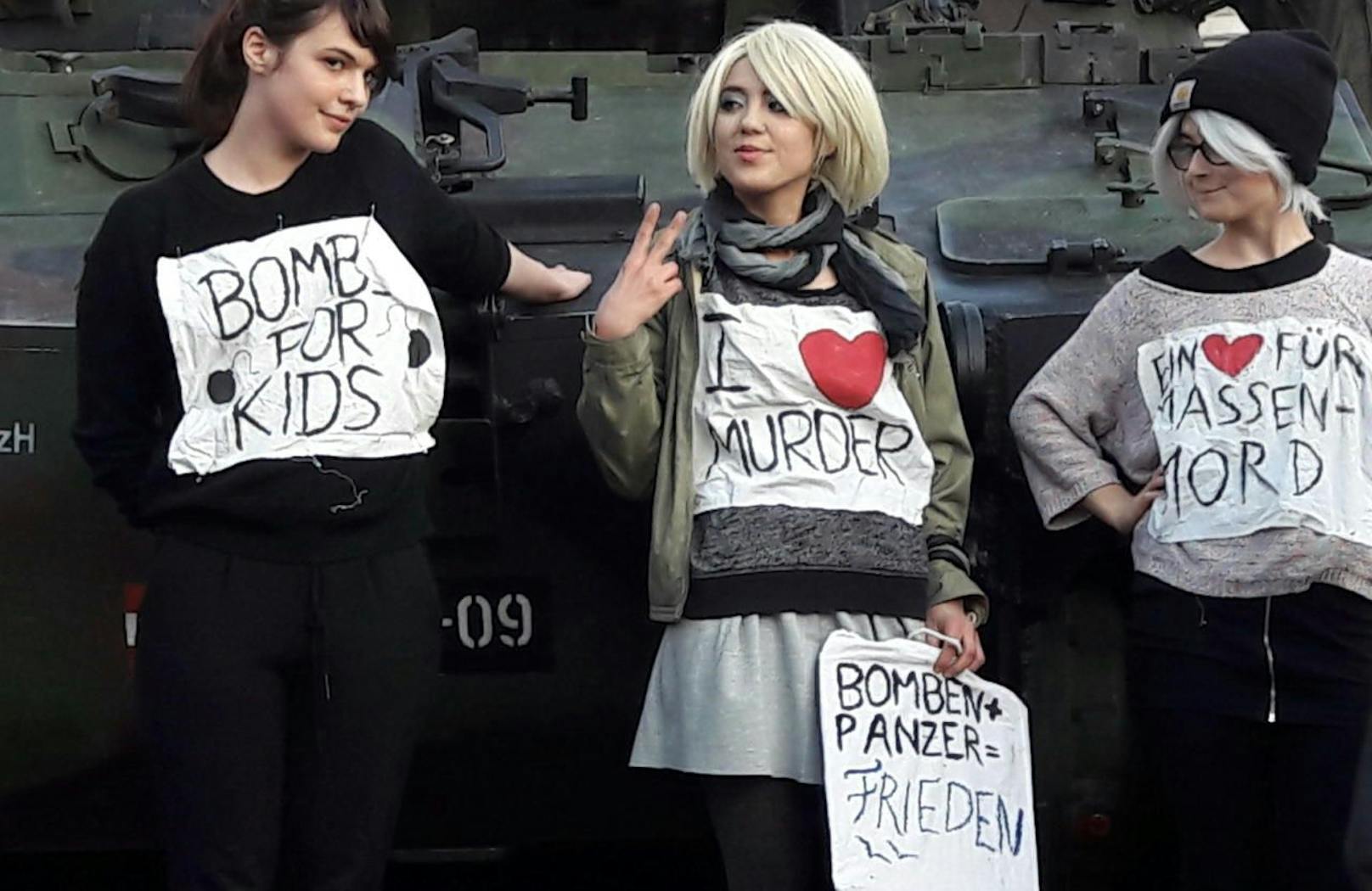Drei junge Frauen setzten bei der Leistungsschau des Bundesheeres ein Zeichen gegen Bomben und Panzer.