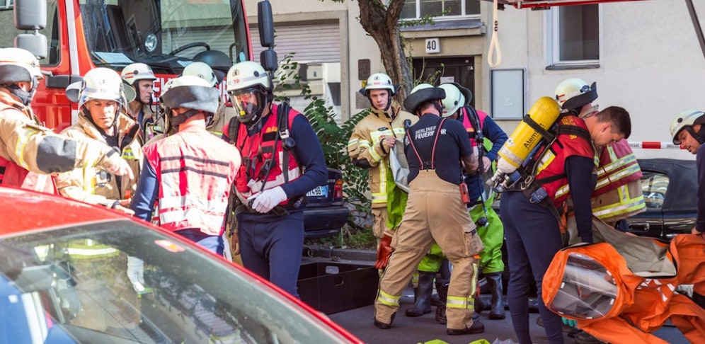 Die Feuerwehr zog den Hund aus dem Wasser