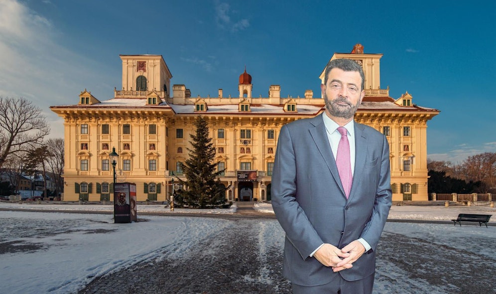 Stefan Ottrubay vor Schloss Esterházy. 