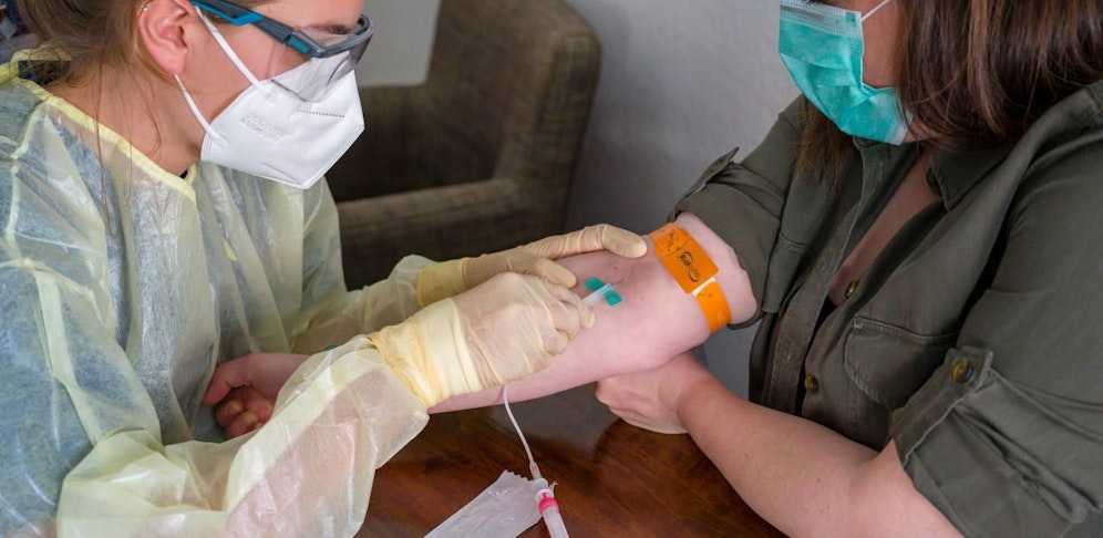 Bei der ersten österreichischen Studie zur Dunkelziffer wurden über 1.500 Menschen zuhause besucht. Ein PCR-Test stellte über eine Blutprobe fest, ob das Virus vorhanden ist oder nicht.