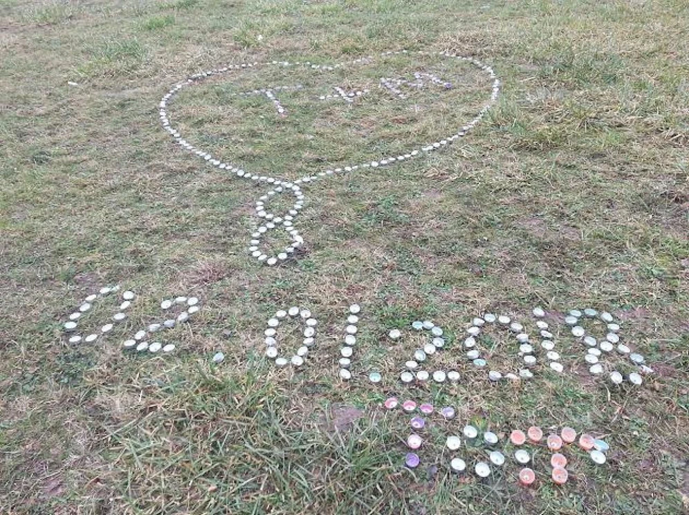 Teelichter in der Wiese? Romantisch, aber nicht erlaubt!