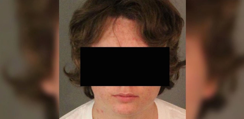 Joseph (18)  soll mindestens 50 Kinder sexuell missbraucht haben.