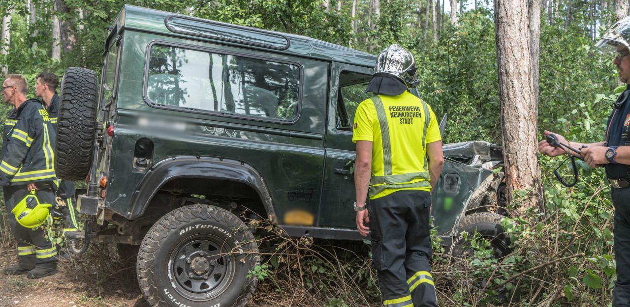 Heute.at - Land Rover kracht frontal gegen Baum: 5 Verletzte