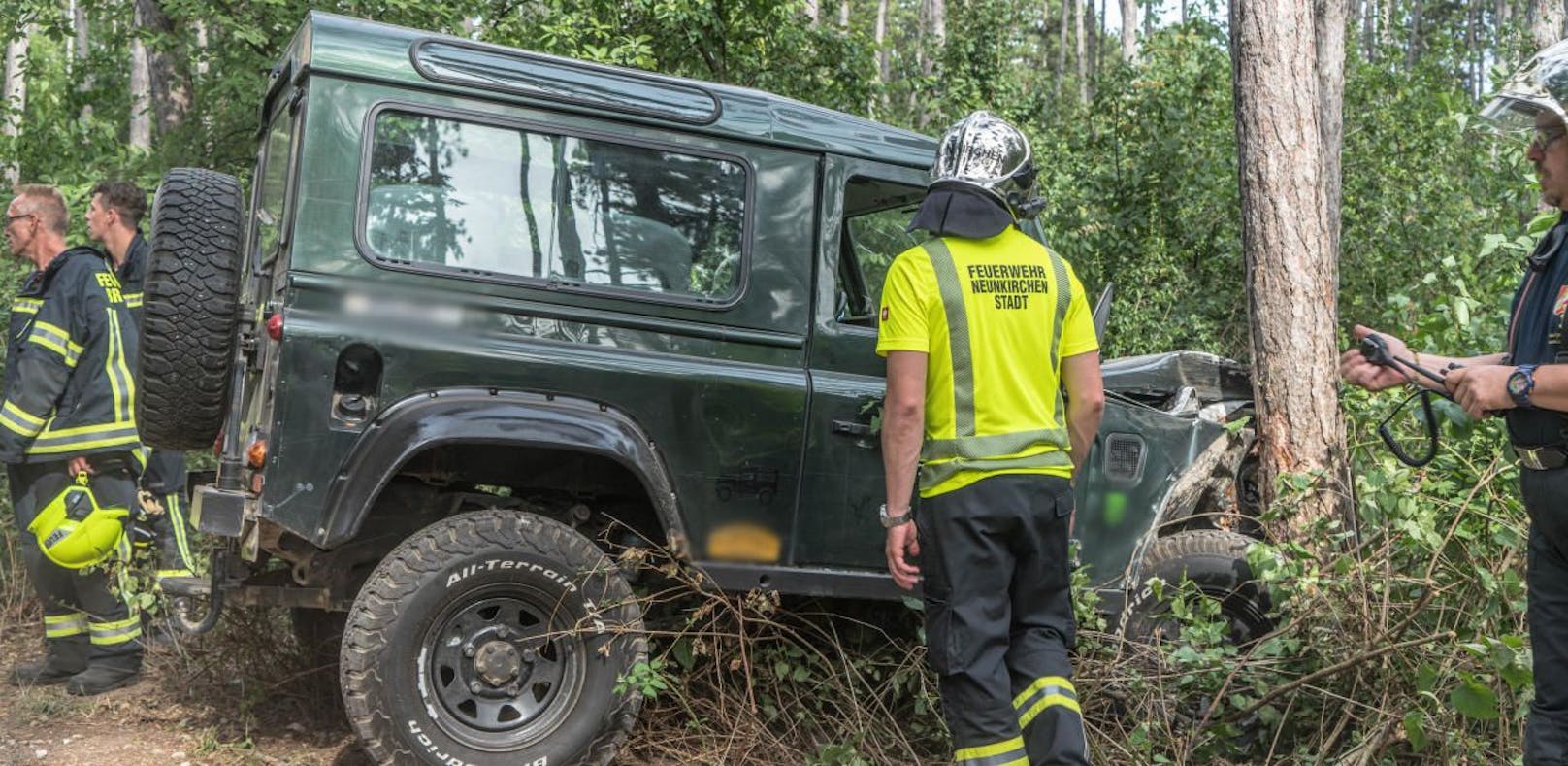 Land Rover kracht frontal gegen Baum: 5 Verletzte