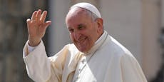 Papst Franziskus wünscht sich Tequila gegen Knieschmerzen