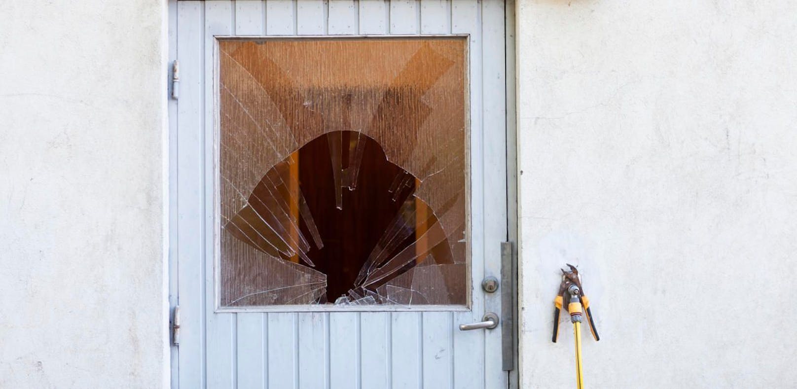 Symbolfoto einer eingeschlagenen Türe.