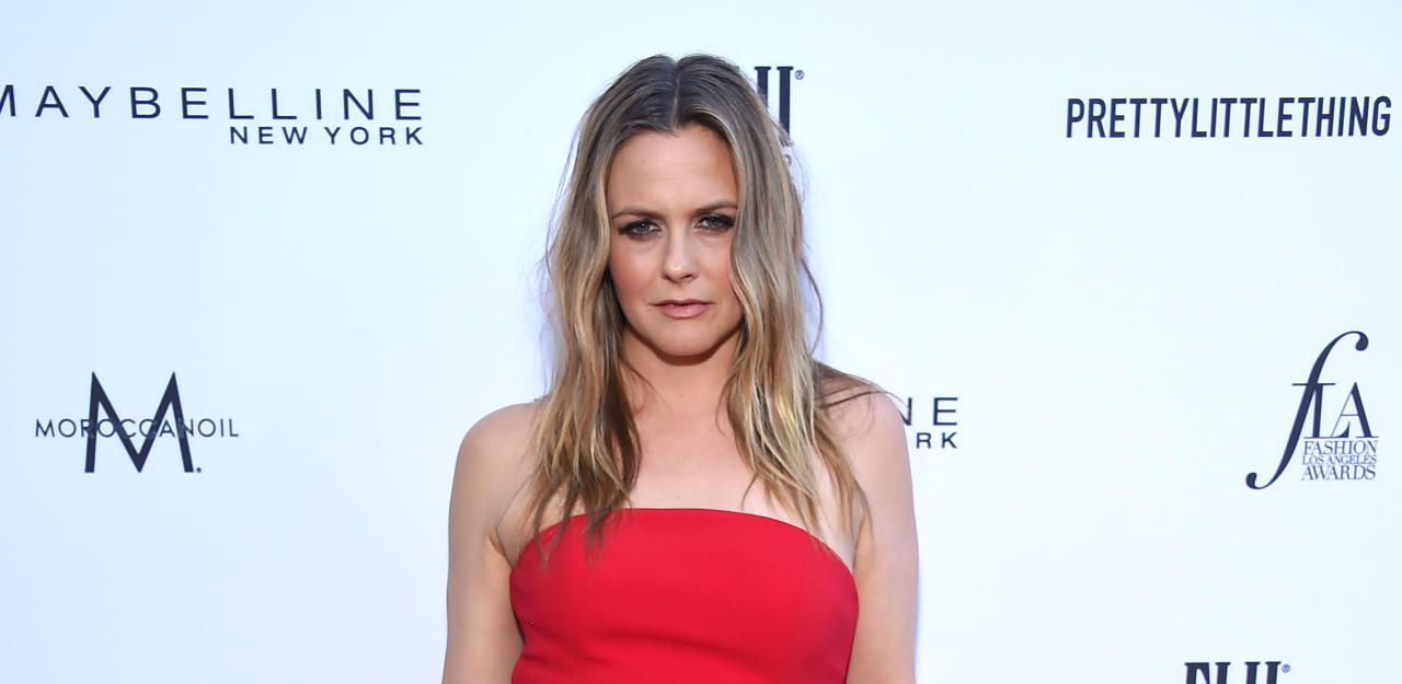 Heute.at - Alicia Silverstone kämpft nackt gegen Wolle
