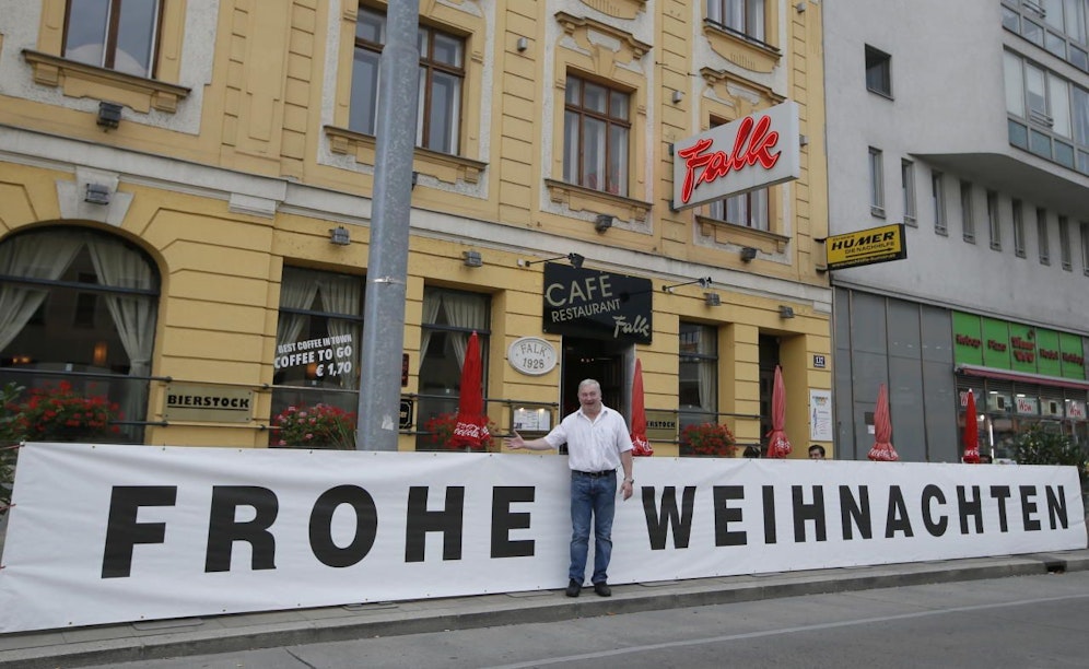 Das Café Falk wünscht ab August an jedem 24. des Monats "Frohe Weihnachten".