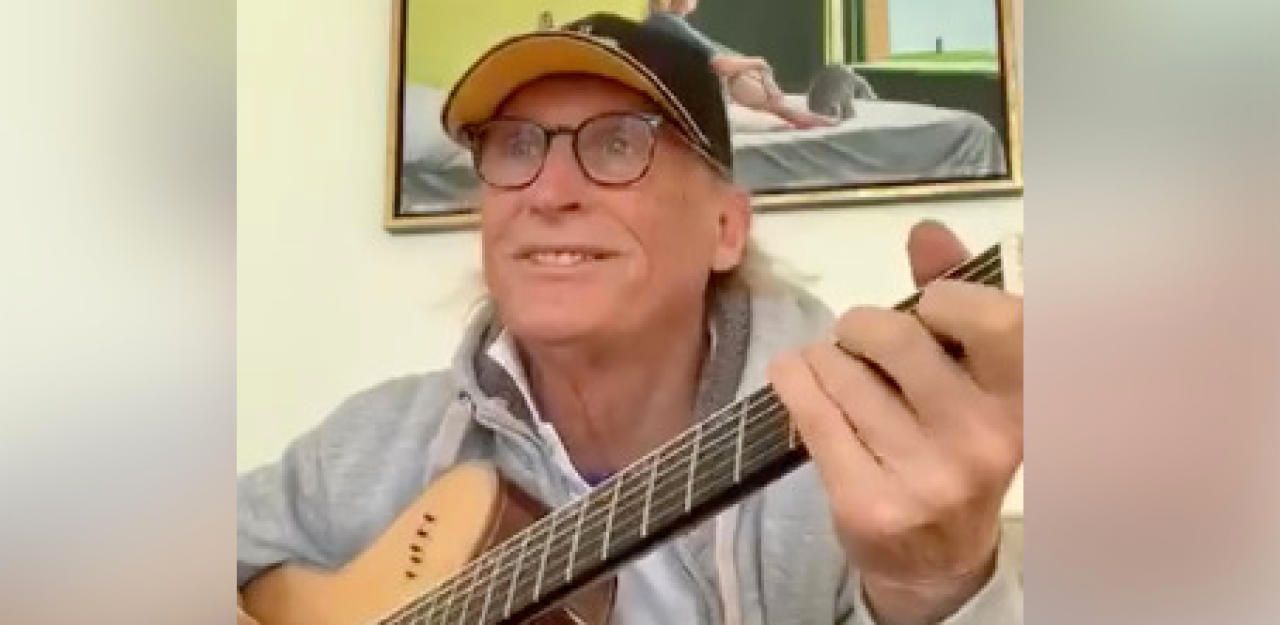Heute.at - Komiker Otto Waalkes greift zu seiner Quitarre