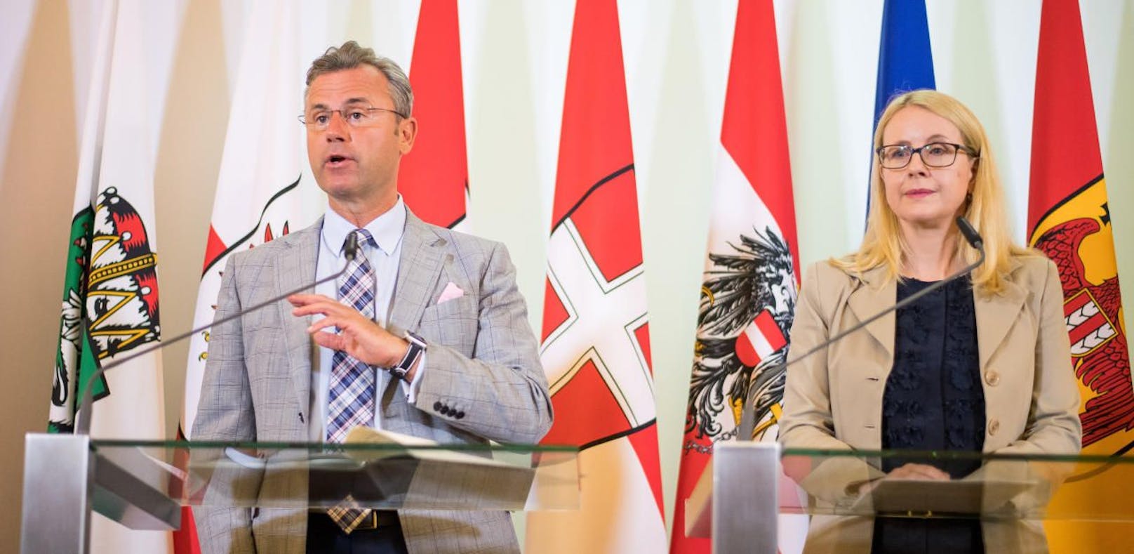 Ehrgeizige Ziele: Infrastrukturminister Norbert Hofer (FP) und Wirtschaftsministerin Margarete Schramböck (VP) wollen Österreich zum Vorreiter beim Thema Digitalisierung machen.
