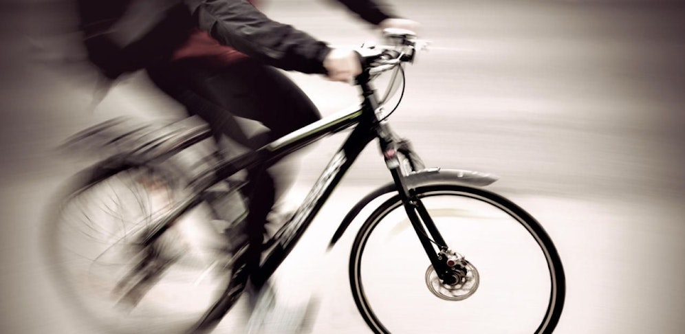 Der Betrunkene schlug eine Radlerin und ihren Ehemann (Symbolbild).