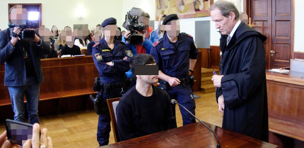 Der Angeklagte muss warten.