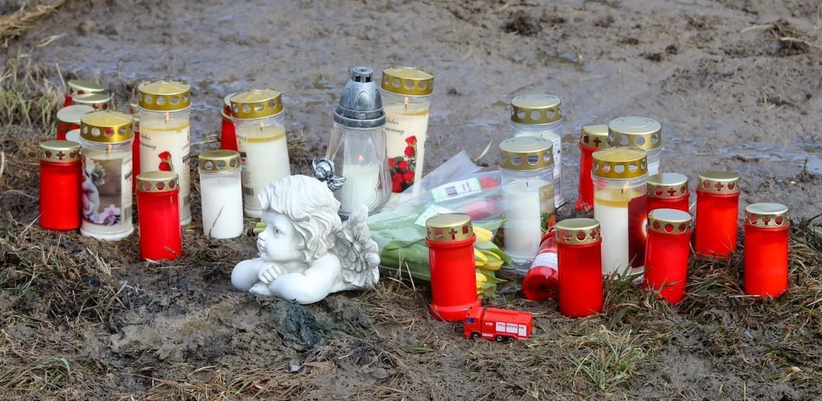 An der Unfallstelle wurde der Verstorbenen mit Kerzen und Blumen gedacht. 