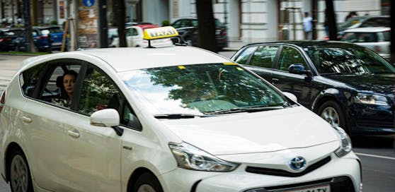 Der Taxifahrer ließ den Messermann mit einer Vollbremsung gegen den Sitz prallen.