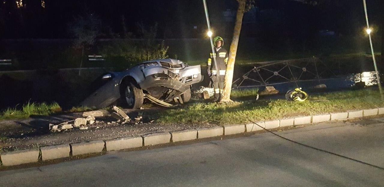 Heute.at - Pkw stürzt in Reichenau über Schwarza-Böschung
