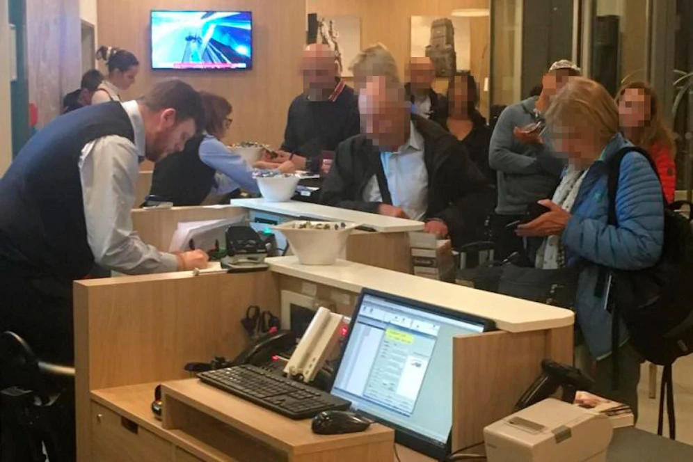 Passagiere stürmten in Köln nach dem Ausfall aller Flugverbindungen die nahen Hotels.