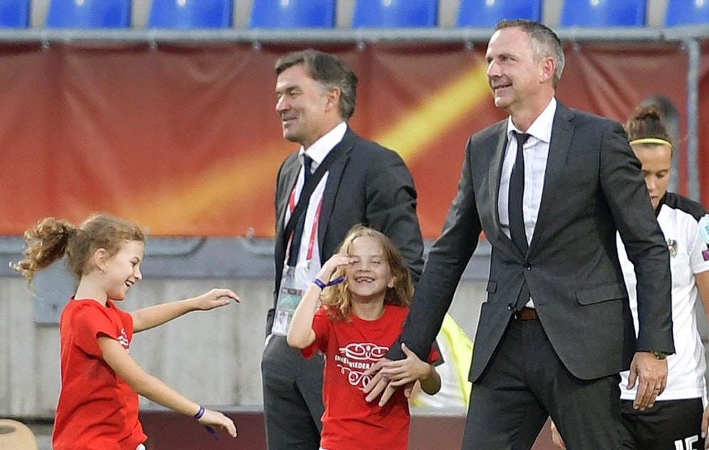 Dominik Thalhammer mit seinen beiden Töchtern.