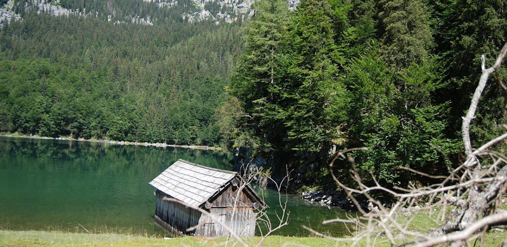 Am Vorderen Gosausee stürzten vier Touristen aus Israel ab.